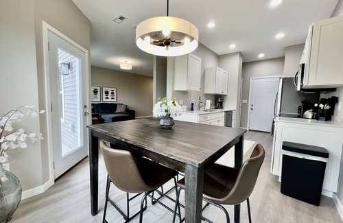 Cedar Falls House | New Construction Townhome - 3 King Beds/2.5 Bathroom!