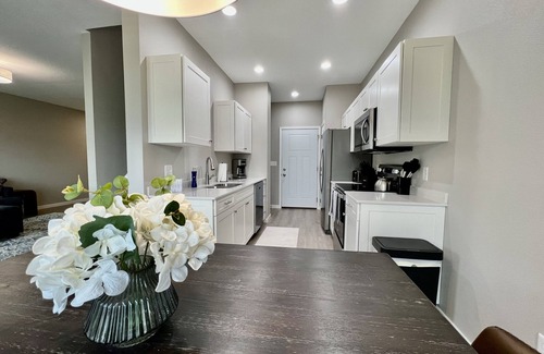 Cedar Falls House | New Construction Townhome - 3 King Beds/2.5 Bathroom!