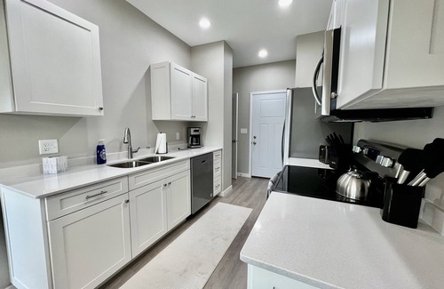 Cedar Falls House | New Construction Townhome - 3 King Beds/2.5 Bathroom!