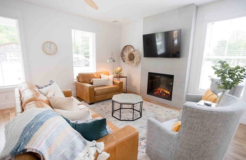 Broken Arrow Cottage | New Construction, walking distance to shops an restaurants in the Rose District!