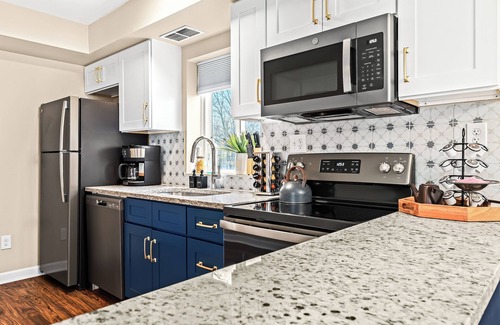 Roseville Apartment | New! Contemporary 1BR Haven, Private & Pristine