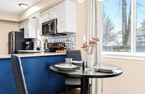 Roseville Apartment | New! Contemporary 1BR Haven, Private & Pristine