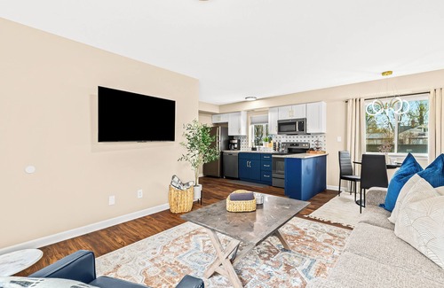 Roseville Apartment | New! Contemporary 1BR Haven, Private & Pristine