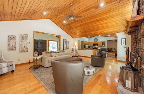 Turkey Neck House | New! Cottage on the Cove: Dogs Welcome, Lake Front, Dock Slip!