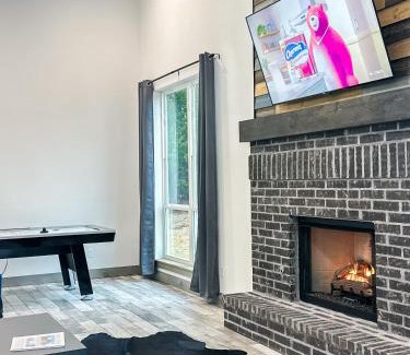 Purcell Villa | New Cougar Cabin with Air Hockey