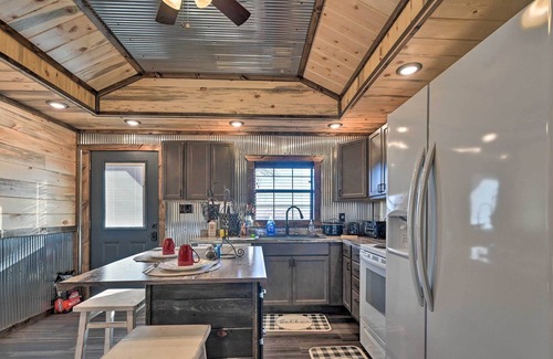 Broken Bow Apartment | NEW! Couple’s Retreat: Woodsy Broken Bow Studio!