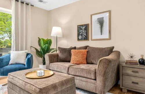 Roseville Apartment | New! Cozy 1BR Upper Unit in the Heart of Roseville