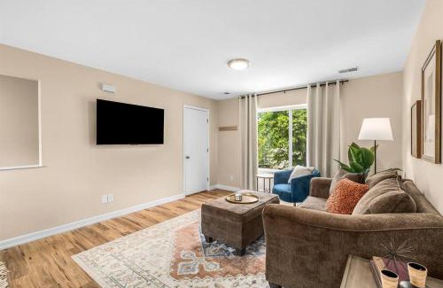 Roseville Apartment | New! Cozy 1BR Upper Unit in the Heart of Roseville