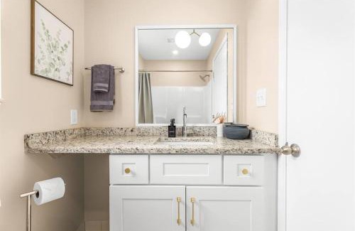 Roseville Apartment | New! Cozy 1BR Upper Unit in the Heart of Roseville