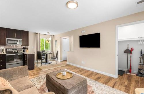 Roseville Apartment | New! Cozy 1BR Upper Unit in the Heart of Roseville