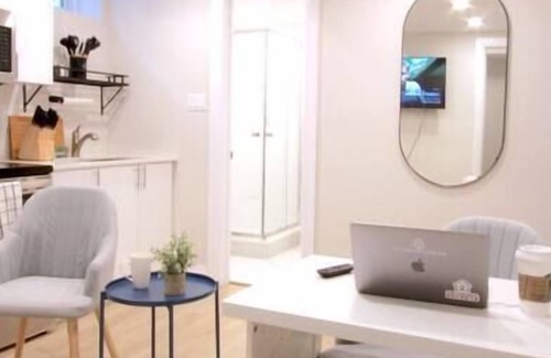 McQuesten West House | NEW Cozy 1BR w/ Kitchen Smart TV Wi-Fi in Hamilton