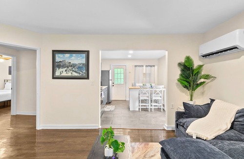 Crestline Heights House | New* Cozy 2-Br, Birmingham, Ala. *WiFi* Roku Tv*Near Hospitals, *Off St Parking*