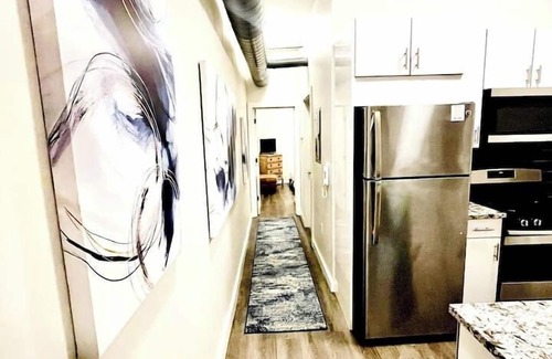 East Rock Apartment | New Cozy 2BR Stay New Haven Close to Yale