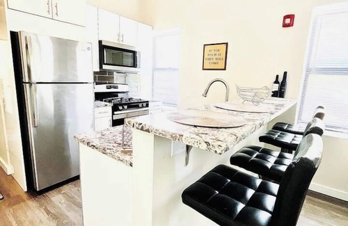 East Rock Apartment | New Cozy 2BR Stay New Haven Close to Yale