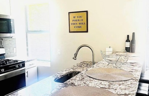 East Rock Apartment | New Cozy 2BR Stay New Haven Close to Yale