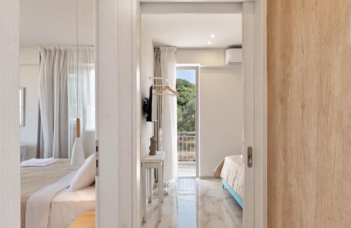 Stavromenos Apartment | New cozy apartments in Crete Coast with pool and dining area