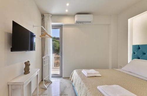Stavromenos Apartment | New cozy apartments in Crete Coast with pool and dining area