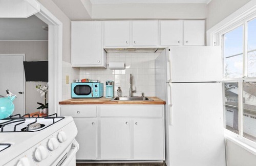 Neenah Apartment | NEW|Cozy|Chic|Historic|Studio