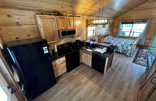 Stanley Cabin | NEW Cozy Couples Log Cabin #7 LURAY Hot Tub Stone Fireplace Mountain Views