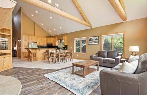 Nisswa House | NEW! Cozy Creekside Townhome Steps from Gull Lake Access