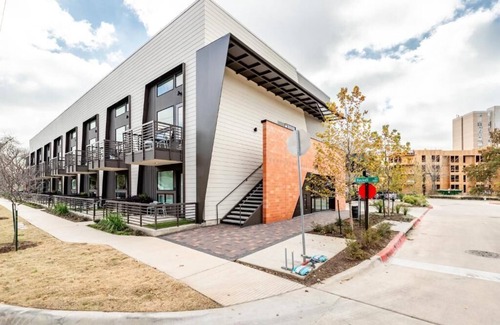 East Cesar Chavez Condo | NEW Cozy Downtown East Austin Condo - Prime Location! 10 min walk to Rainey St