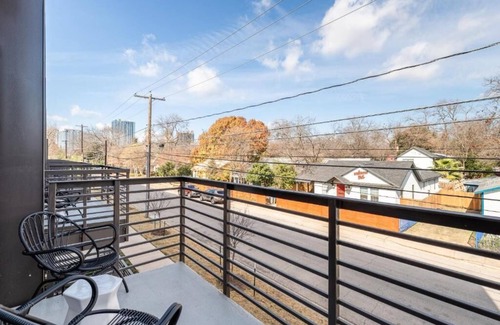 East Cesar Chavez Condo | NEW Cozy Downtown East Austin Condo - Prime Location! 10 min walk to Rainey St