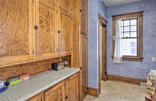 Eau Claire House | NEW! Cozy Eau Claire Home - 1/2 Mi to Carson Park!