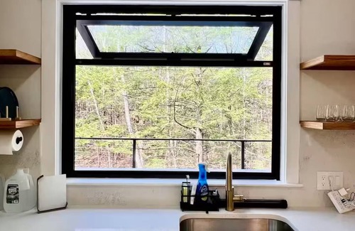 Rindge House | NEW cozy getaway near Mt Monadnock with hot tub