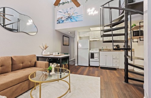 North Tampa Apartment | NEW Cozy Getaway/Pool/Gym/Fireplace/Heart of Tampa Stay