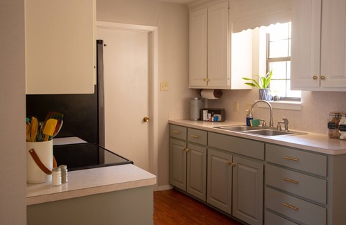 Waco Cottage | New! Cozy Home 10 min to Magnolia and Baylor