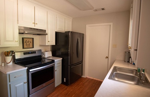 Waco Cottage | New! Cozy Home 10 min to Magnolia and Baylor