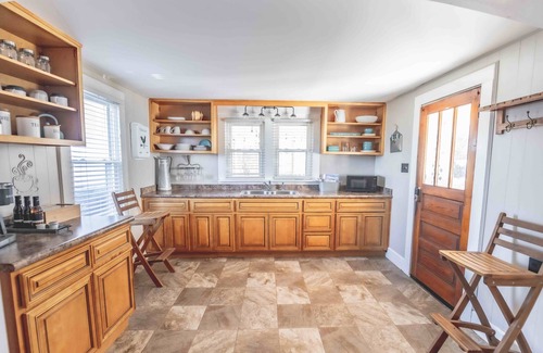 Somerset Cabin | NEW Cozy Lake House, Game Room, Fire-pit & Hot Tub & 1/2mile to boat ramp