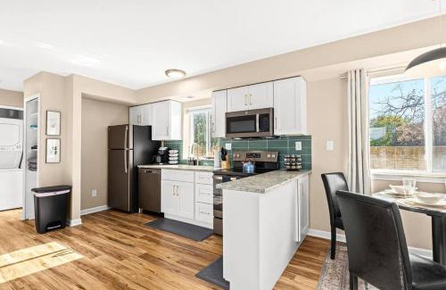 Roseville Apartment | New Cozy Lower Flat in Roseville