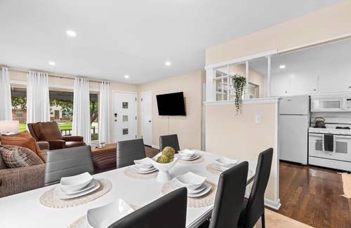 Roseville House | New! Cozy Mid Century Modern Oasis 3bd Home
