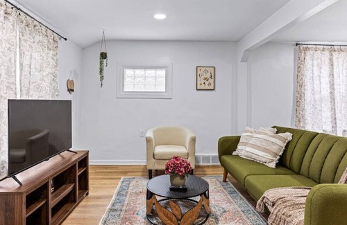 Warren House | New! Cozy newly remodeled home