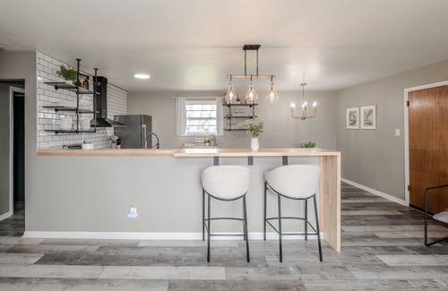 Westfield House | NEW! Cozy Ranch/Sleeps 8/5 Mins to Grand Pk/Just Mins to Downtown Westfield!