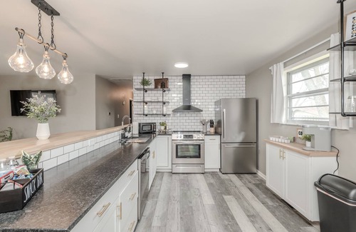 Westfield House | NEW! Cozy Ranch/Sleeps 8/5 Mins to Grand Pk/Just Mins to Downtown Westfield!