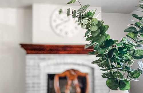 Independence House | NEW! Cozy red brick home - minutes to sports stadiums & historic sites