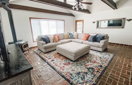 Independence House | NEW! Cozy red brick home - minutes to sports stadiums & historic sites