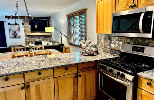 Utica House | NEW ! COZY , RUSTIC 2-bedroom townhome Near STARVED ROCK !