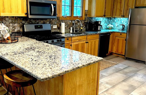 Utica House | NEW ! COZY , RUSTIC 2-bedroom townhome Near STARVED ROCK !