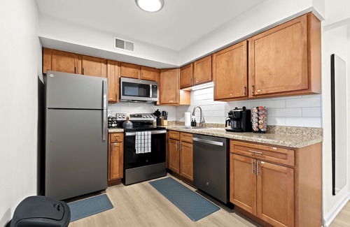 Royal Oak Apartment | New! Cozy Upper Flat | King Bed | Central Location