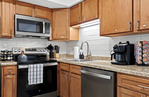 Royal Oak Apartment | New! Cozy Upper Flat | King Bed | Central Location