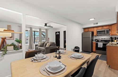 Royal Oak Apartment | New! Cozy Upper Flat | King Bed | Central Location