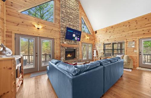 Broken Bow House | New Creekside Cabin w Spa + Views Sleeps 12