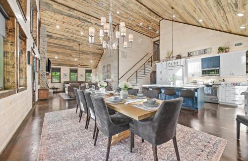 Hochatown House | NEW Creekside Cabin with Spa Firepit & Games