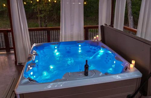 Hochatown House | NEW Creekside Cabin with Spa Firepit & Games