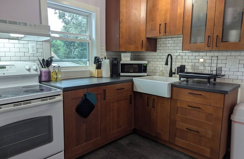 Audubon Park House | New Crib on the Block, a 90s pad! A respite for the weary time traveler.