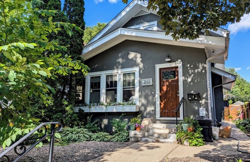 Audubon Park House | New Crib on the Block, a 90s pad! A respite for the weary time traveler.