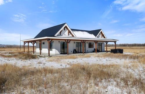 Leigh Creek Estates House | New Daydream Home - Hot tub